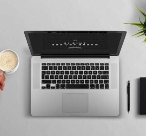 Obrazek przedstawiający księgowość online z laptopem.